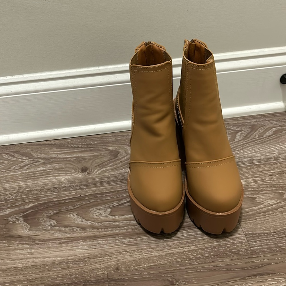 Platform Zip Up Chelsea Boots NWOT